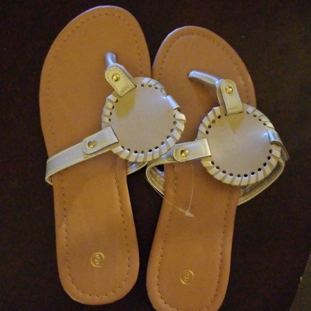 Monogrammed removable disc flip flops